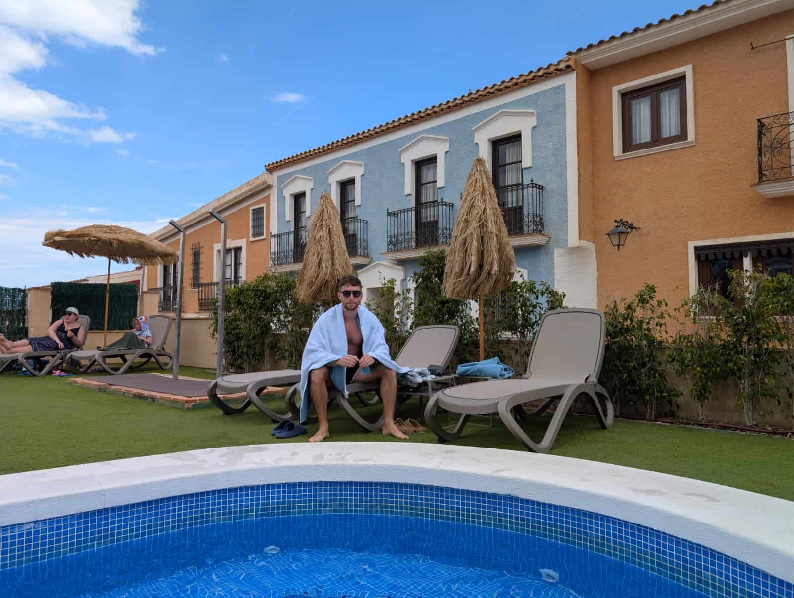 occidental pueblo acantilado piscina - Javier de Descubriendo Viajes