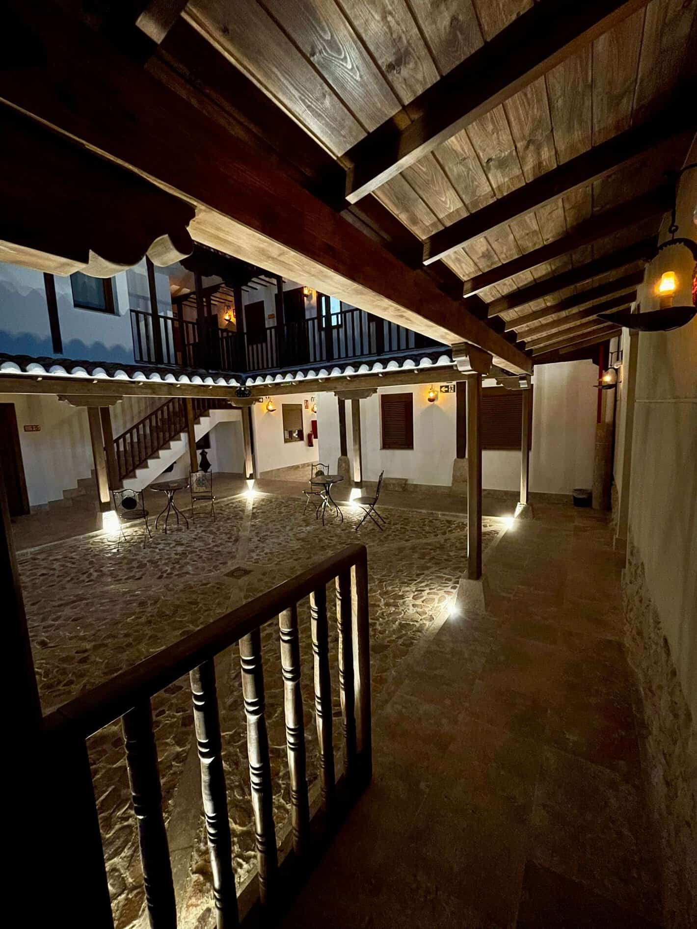 El patio de El Retiro del Teatro por la noche