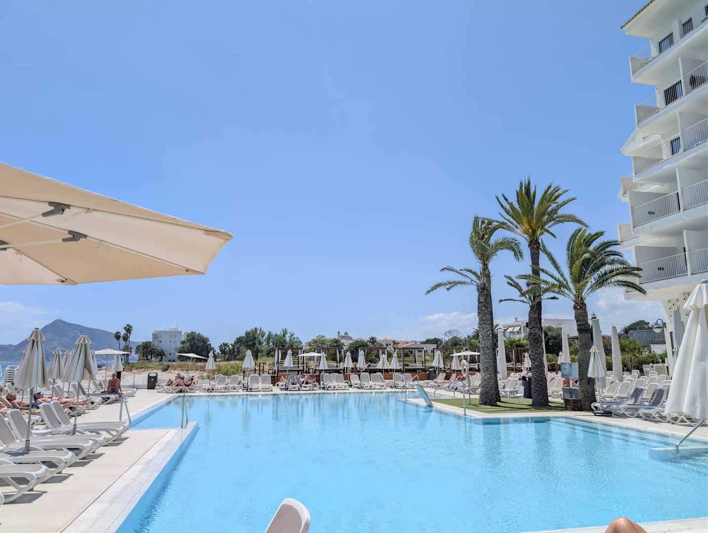 piscina-hotel-cap-negret-descubriendo-viajes-01