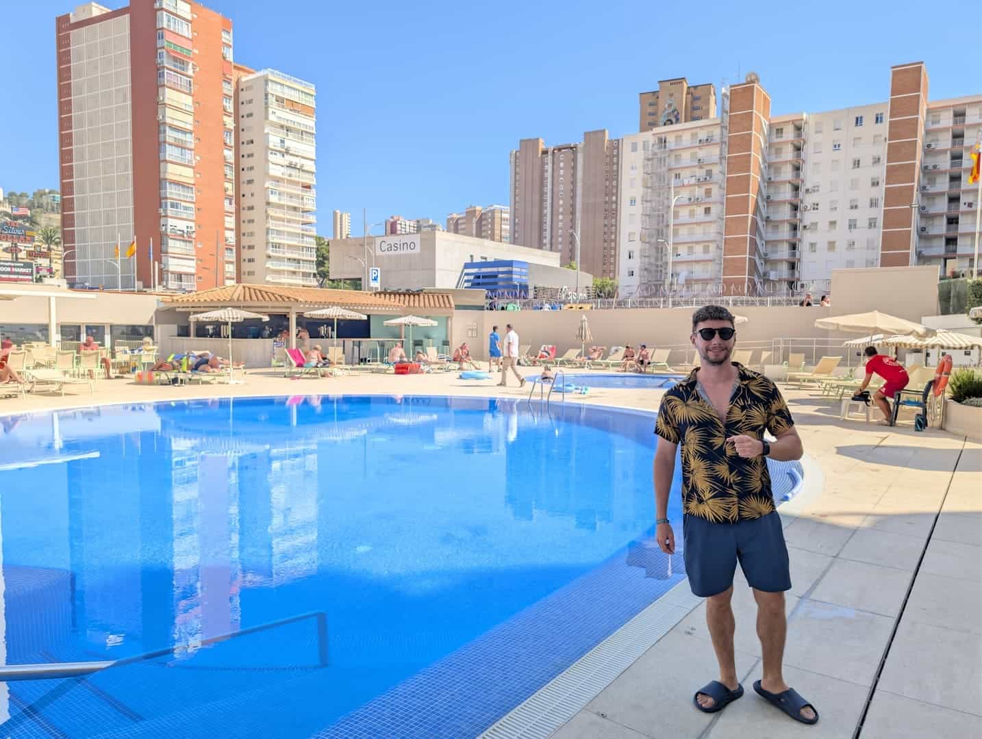 Sol Pelicanos Ocas pool evening