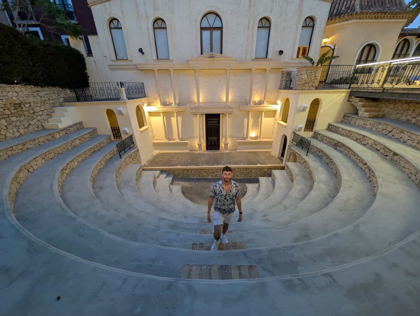 Javier Sobrino bajando por las gradas del anfiteatro del Occidental Pueblo Acantilado