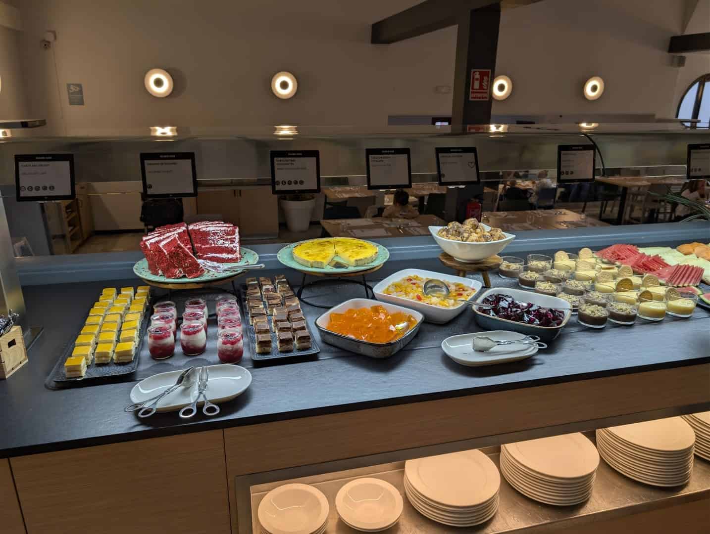 Tartas, bizcochos y postres en vasito en el buffet del Occidental Pueblo Acantilado
