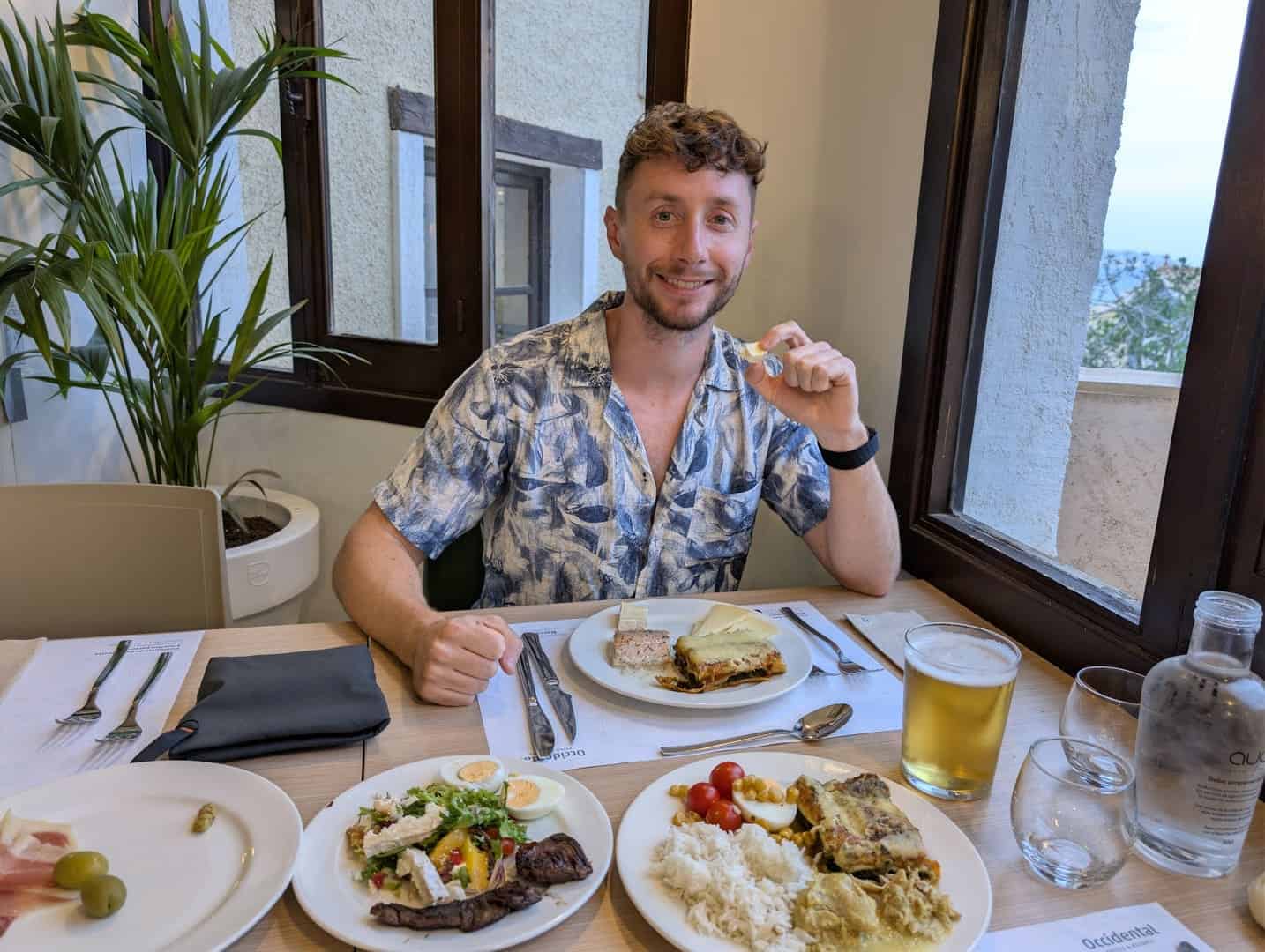Javier Sobrino cenando entraña, arroz y ensalada en el comedor del Occidental Pueblo Acantilado