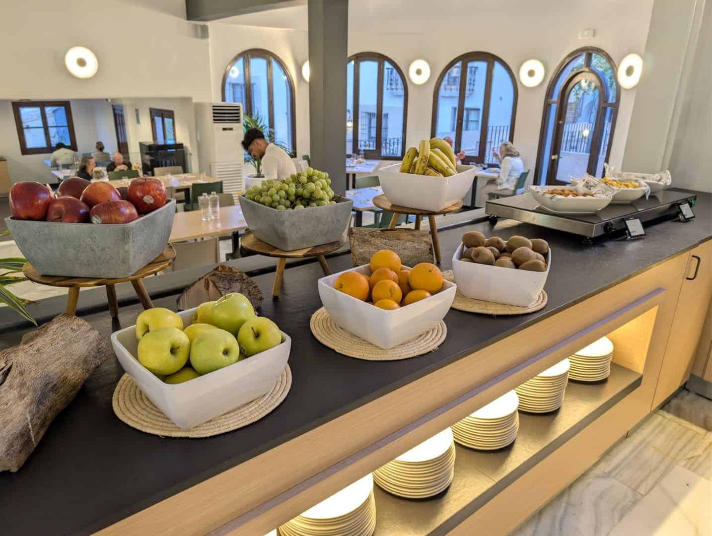La fruta del buffet del Occidental Pueblo Acantilado, en cuencos de cerámica junto a los ventanales en arco