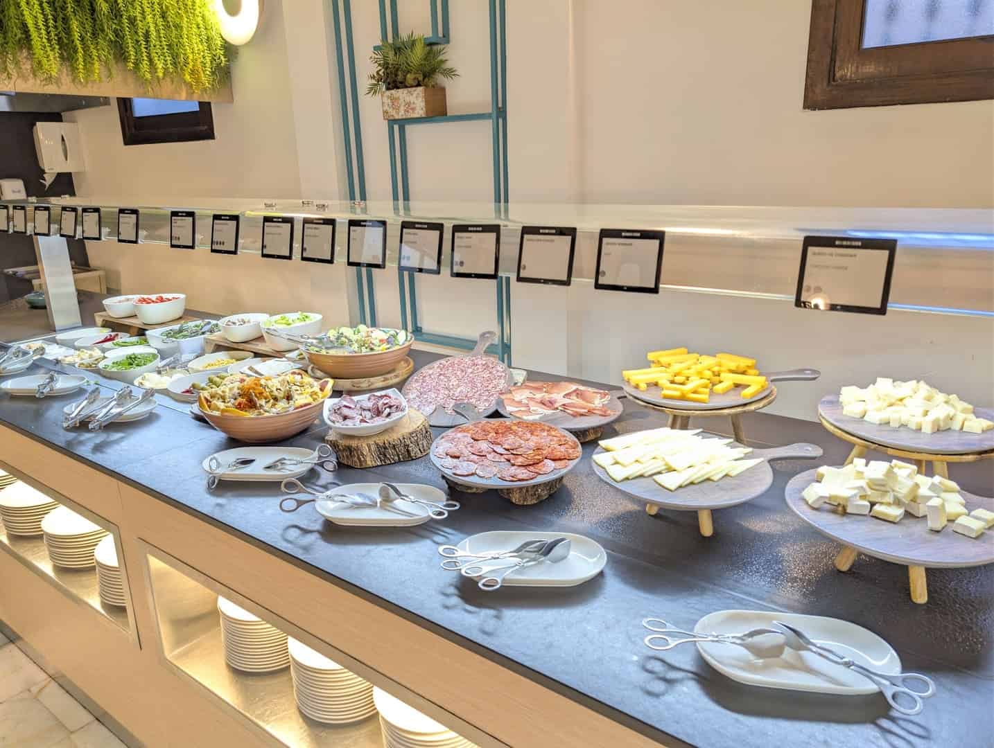 Embutidos, quesos y ensaladas en el buffet de desayuno del Occidental Pueblo Acantilado