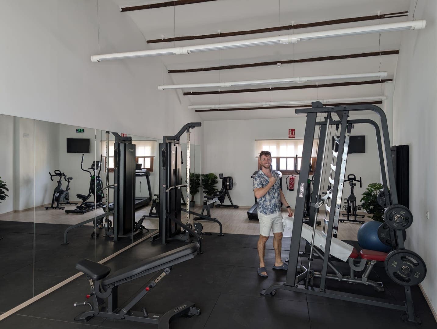 Javier Sobrino en el gimnasio del Occidental Pueblo Acantilado, con multipower, poleas y bicicletas