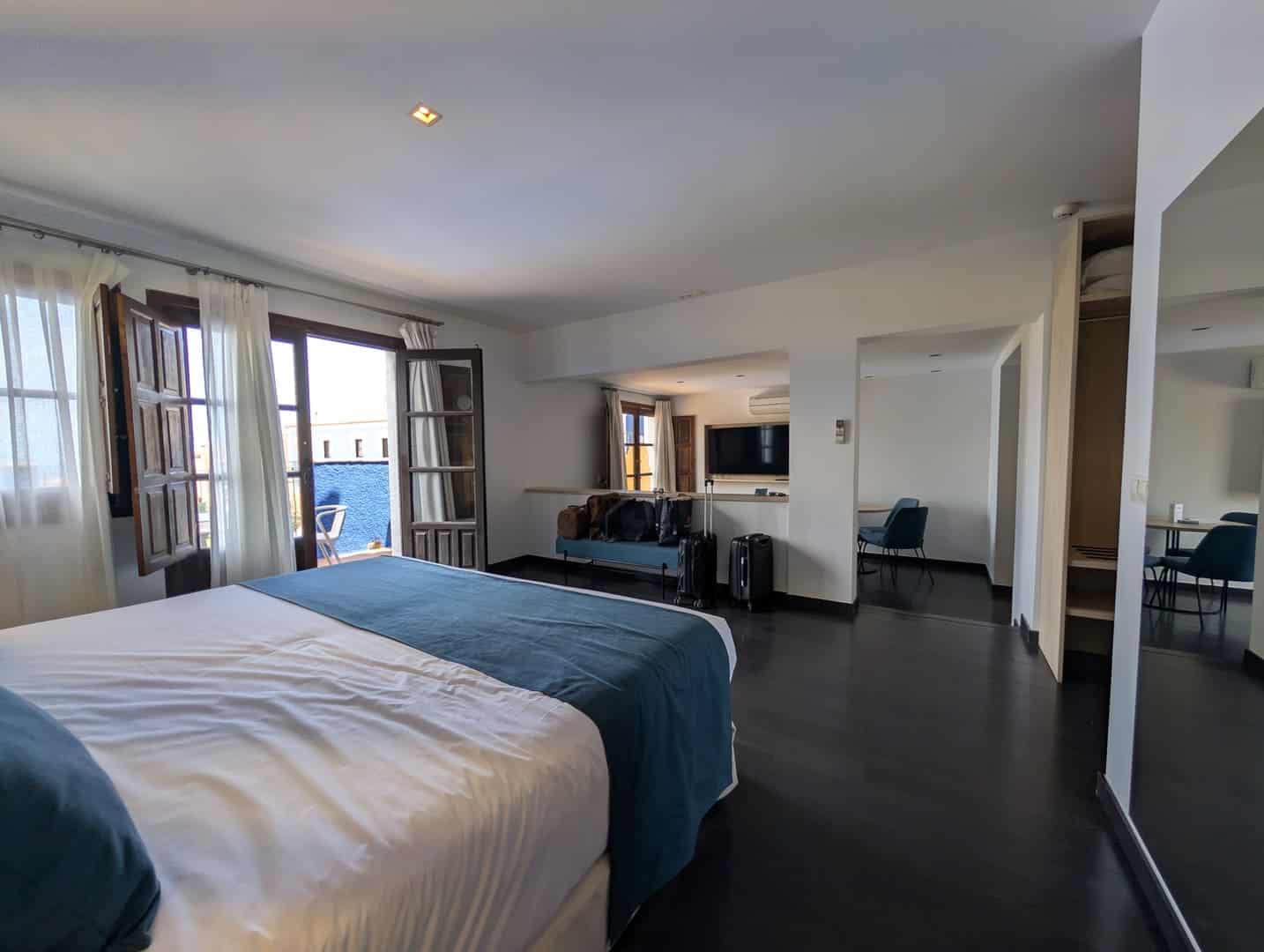El dormitorio de una habitación del Occidental Pueblo Acantilado, con cama de matrimonio, escritorio y televisión