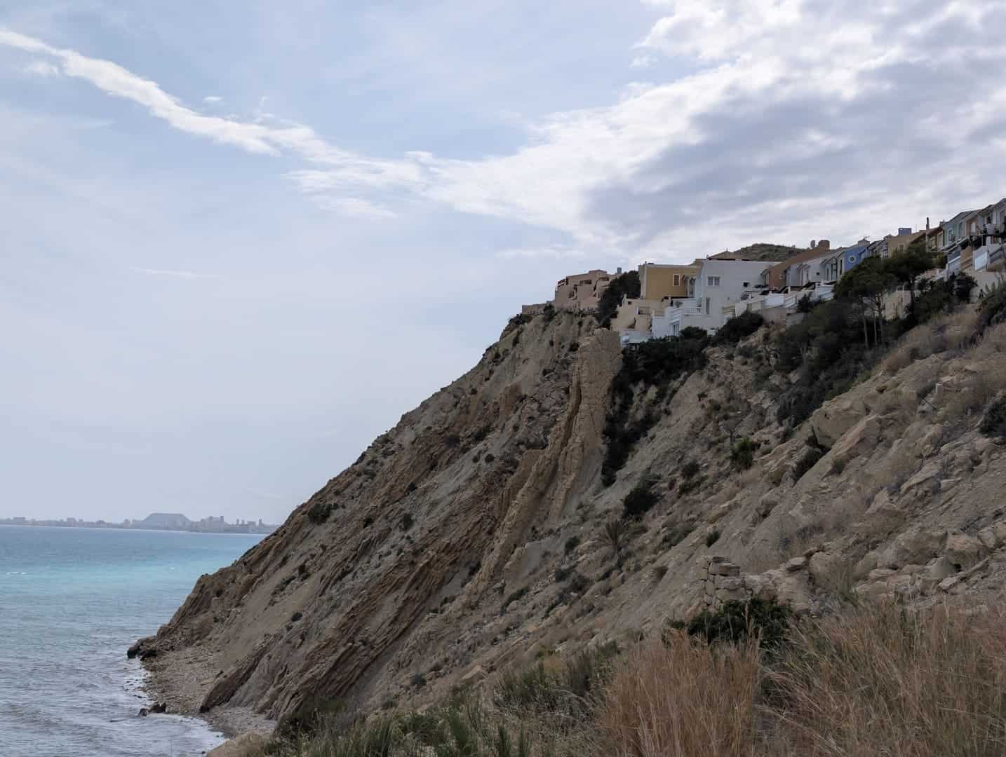 La costa de acantilados junto al Occidental Pueblo Acantilado, con el agua clara al pie