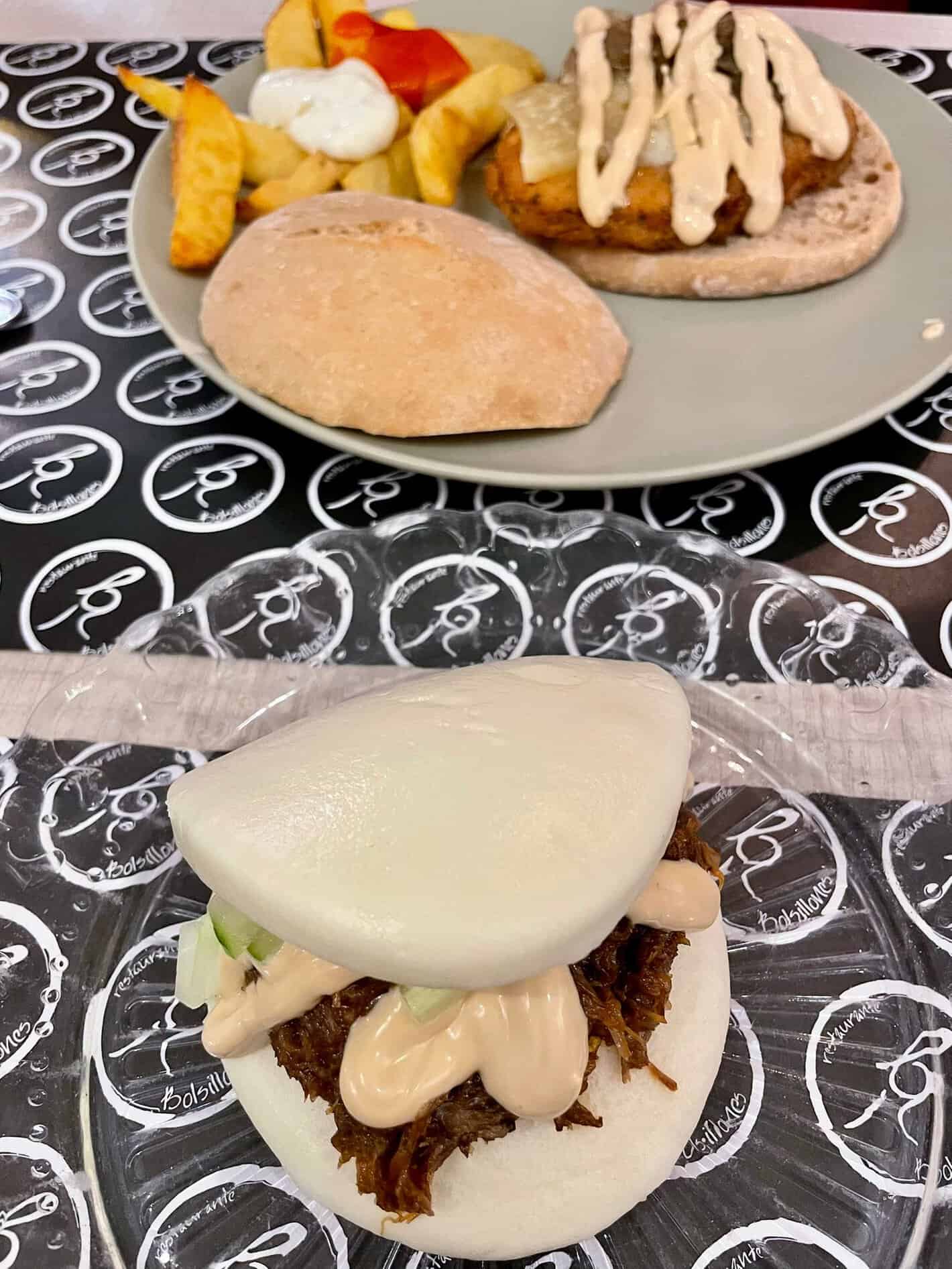 Tapas en el bar Bolsillones, a la entrada de Almagro