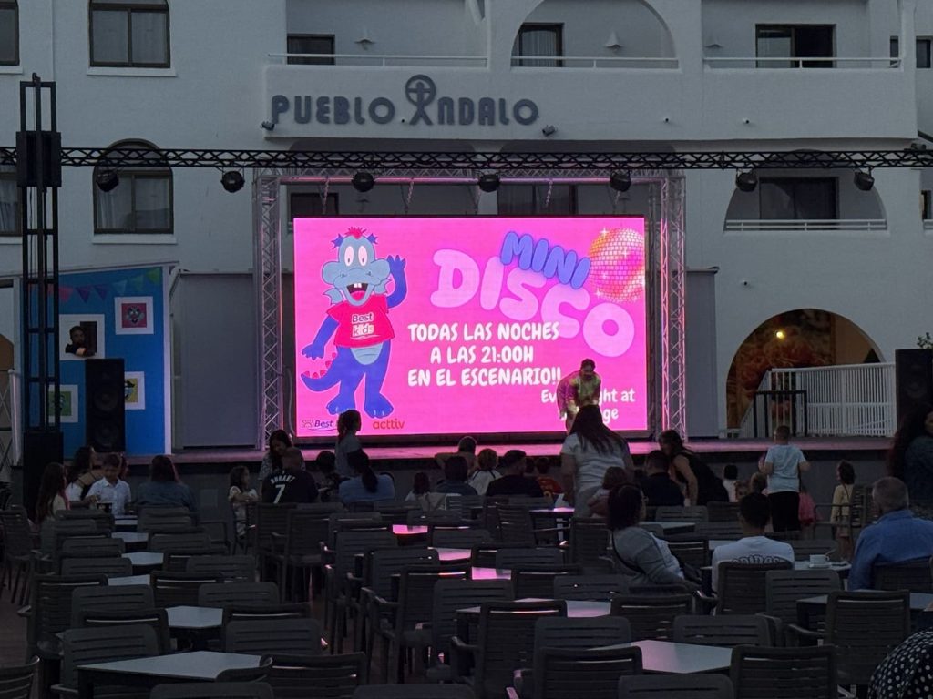 La minidisco de cada noche en el escenario del Best Pueblo Indalo