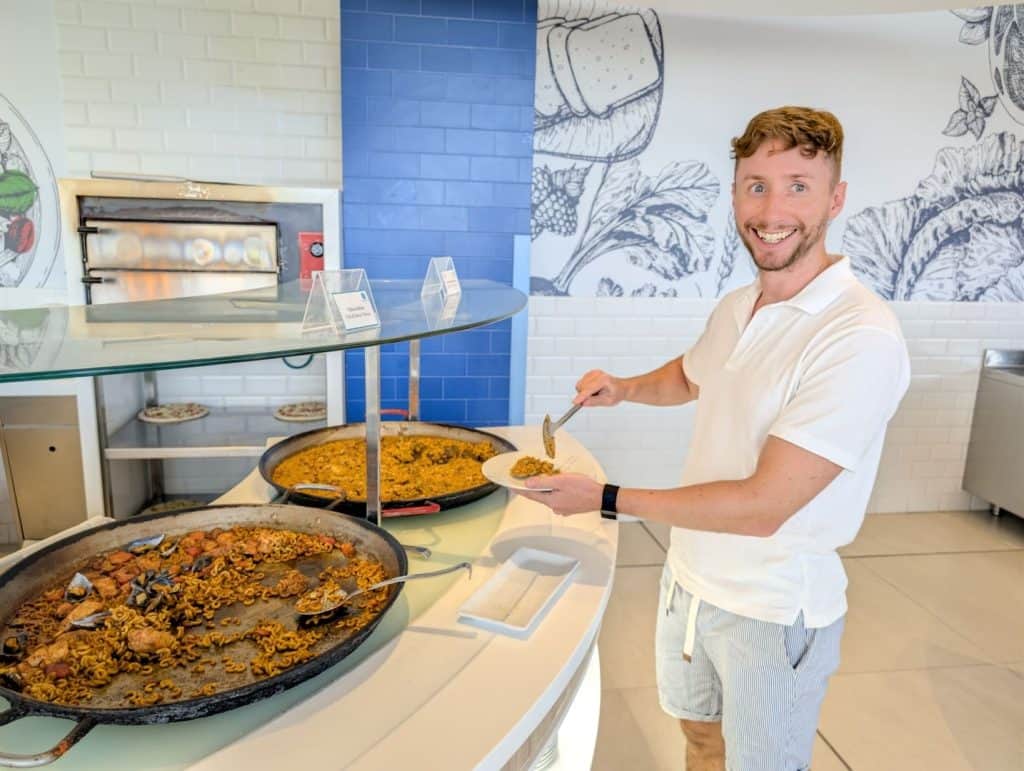 Zona de arroces del buffet del BCL Levante Club, con paellas