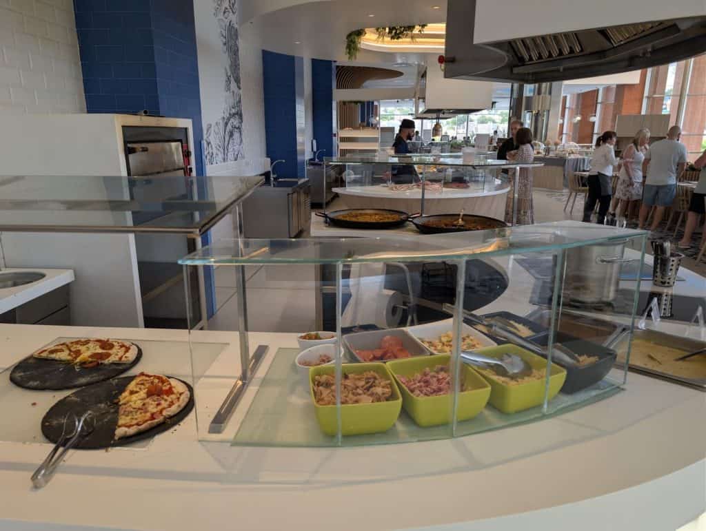 Pizzas y ensaladas en el buffet del BCL Levante Club