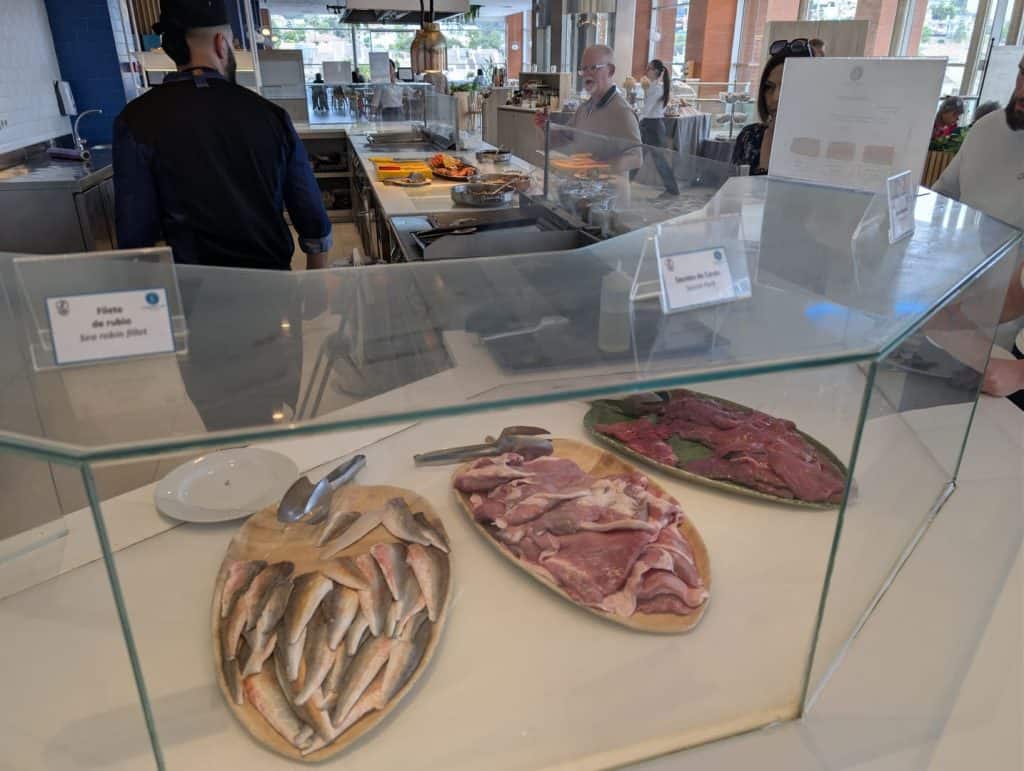Pescado y carne en la cocina en vivo del buffet del BCL Levante Club