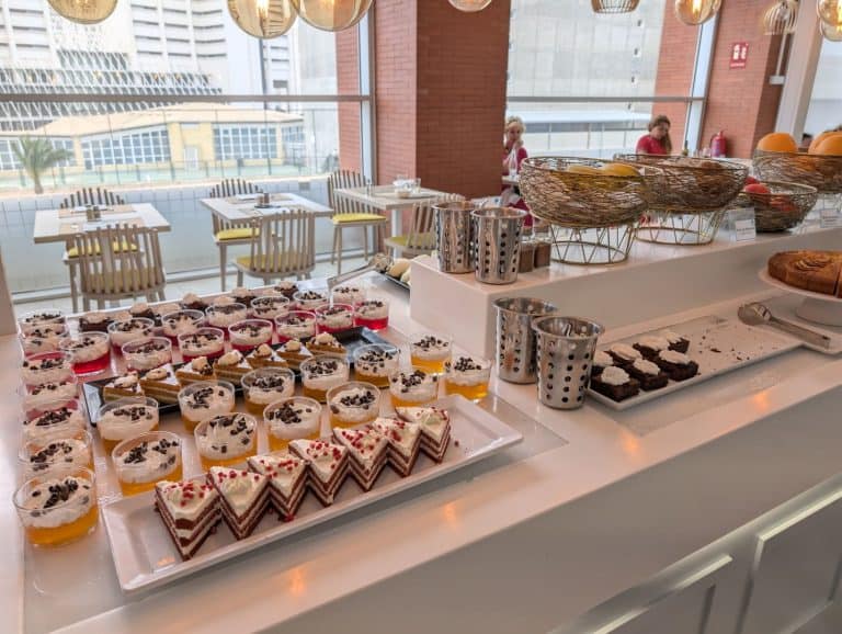 Zona de postres del buffet del BCL Levante Club