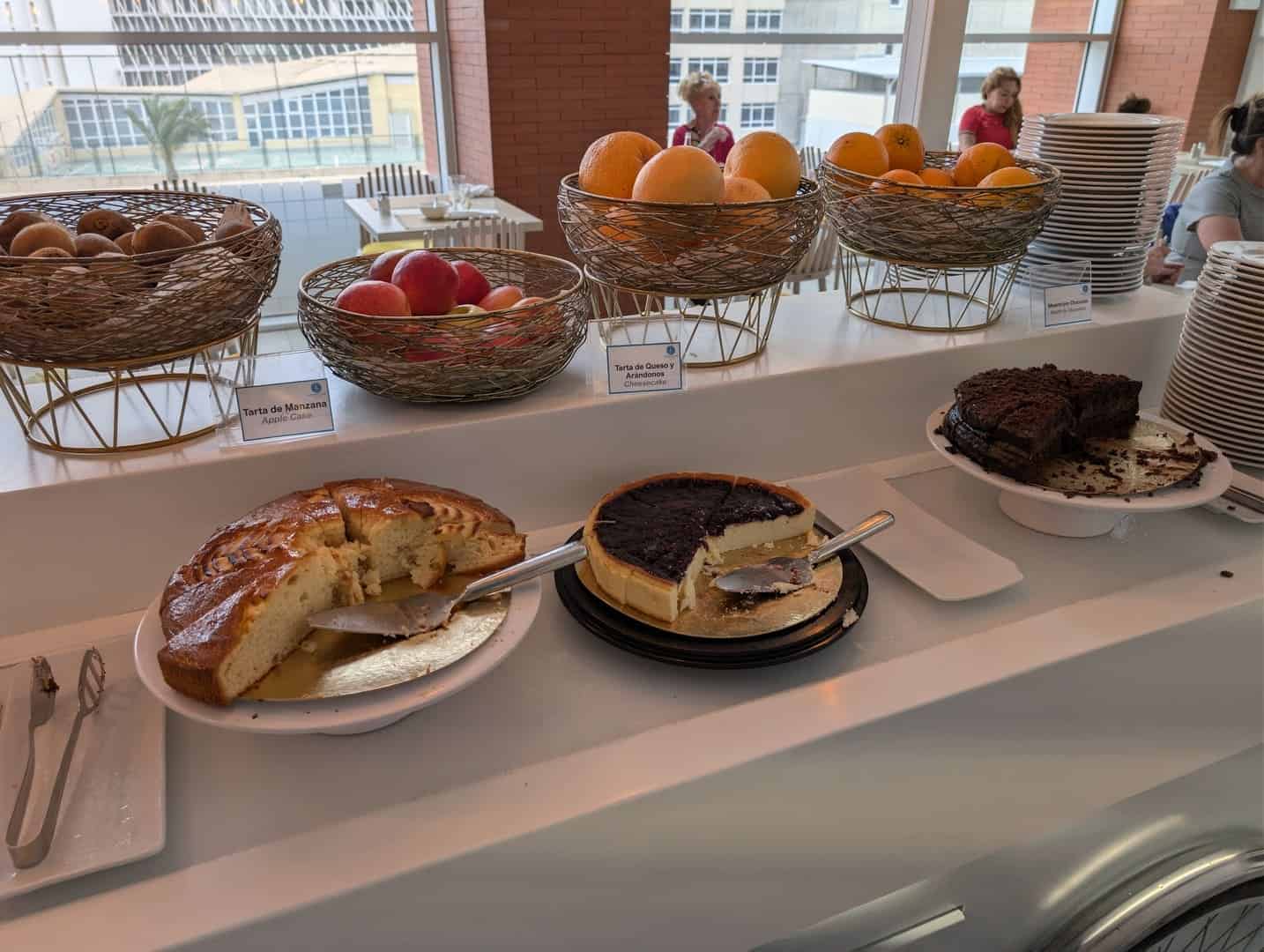 Fruta fresca y tartas en el buffet del BCL Levante Club