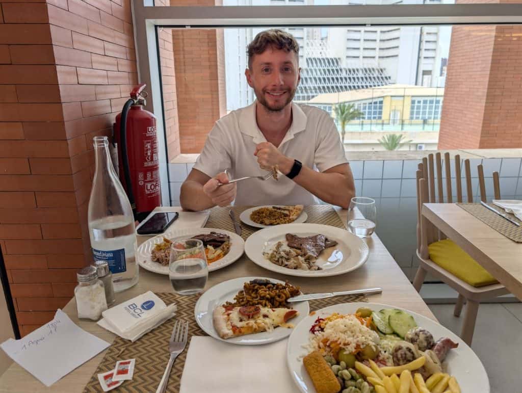 Cenando en el buffet del BCL Levante Club con vistas a Benidorm