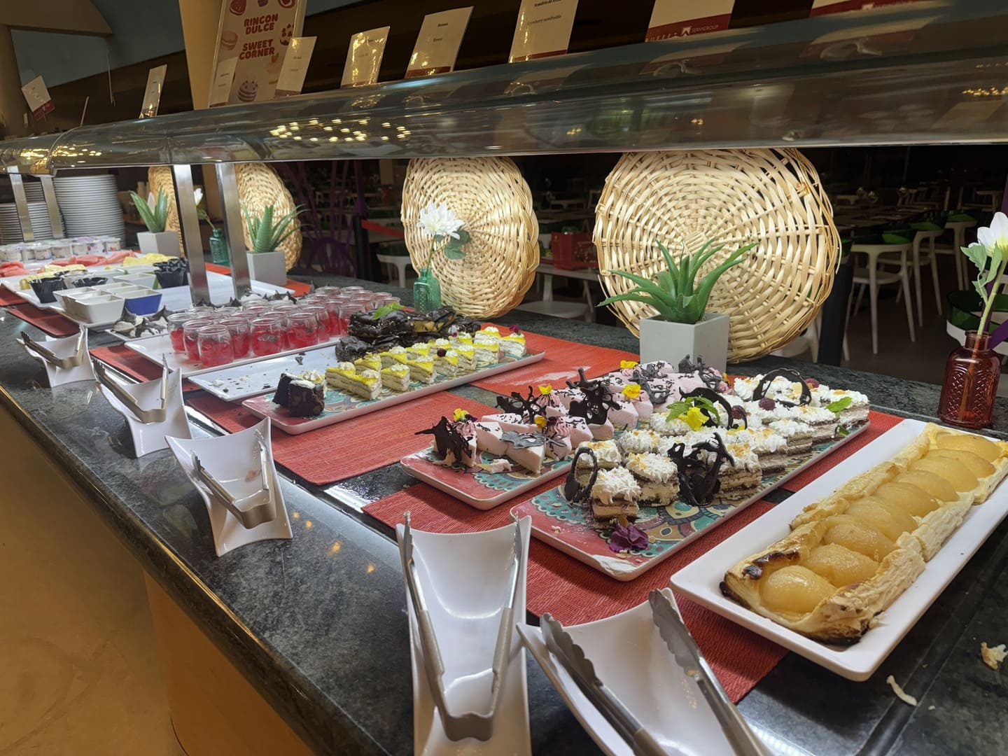 Mostrador de dulces y postres del buffet del Servigroup Marina Playa