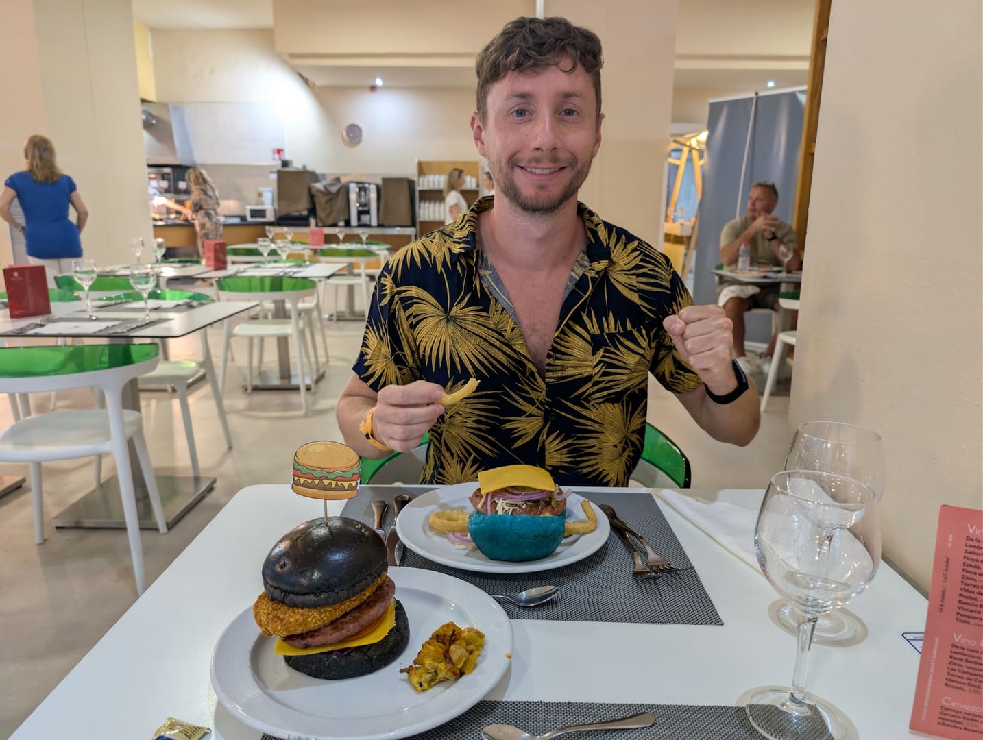 Hamburguesa de la noche temática del Servigroup Marina Playa