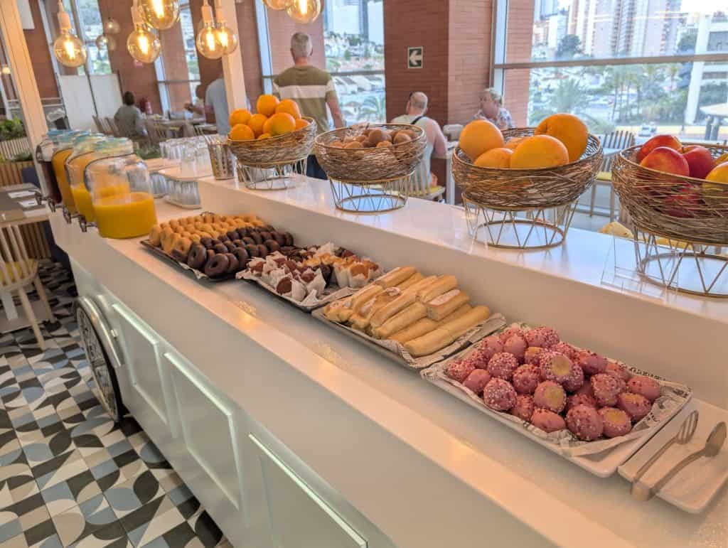 Fruta y bollería del desayuno buffet del BCL Levante Club