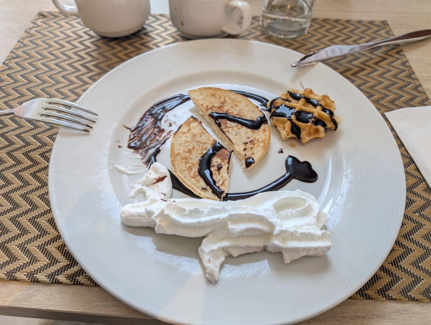 Tortitas con nata y chocolate del desayuno del BCL Levante Club