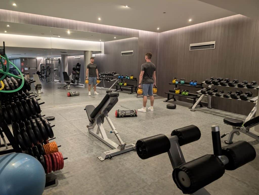 Gimnasio del BCL Levante Club con máquinas de fuerza y mancuernas