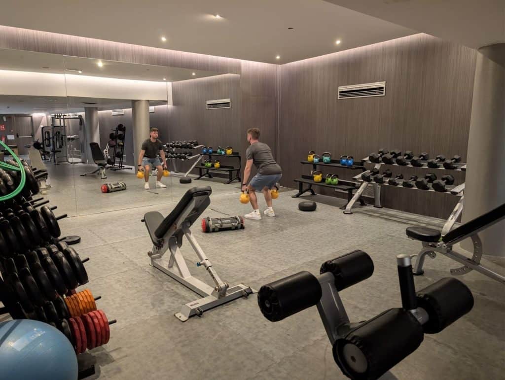 Zona de mancuernas y poleas del gimnasio del BCL Levante Club
