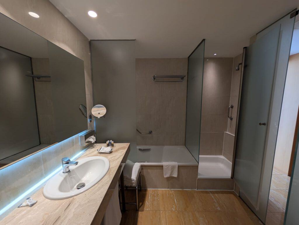 Baño de la habitación del BCL Levante Club con lavabo y ducha