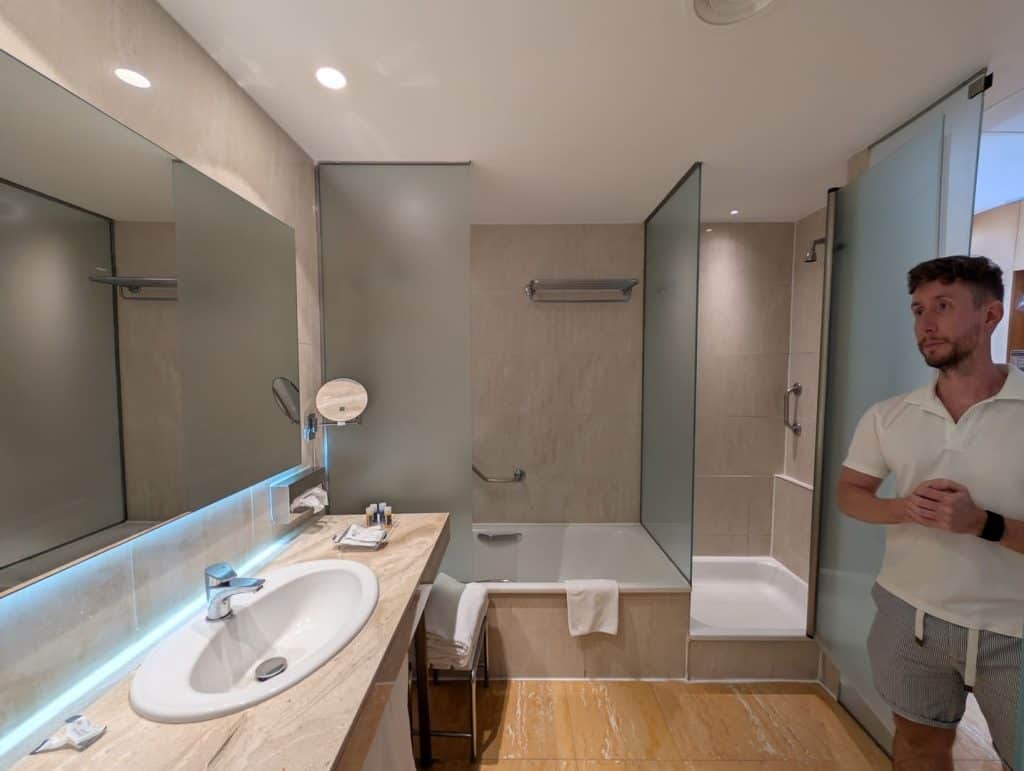 Bañera y ducha del baño de la habitación del BCL Levante Club