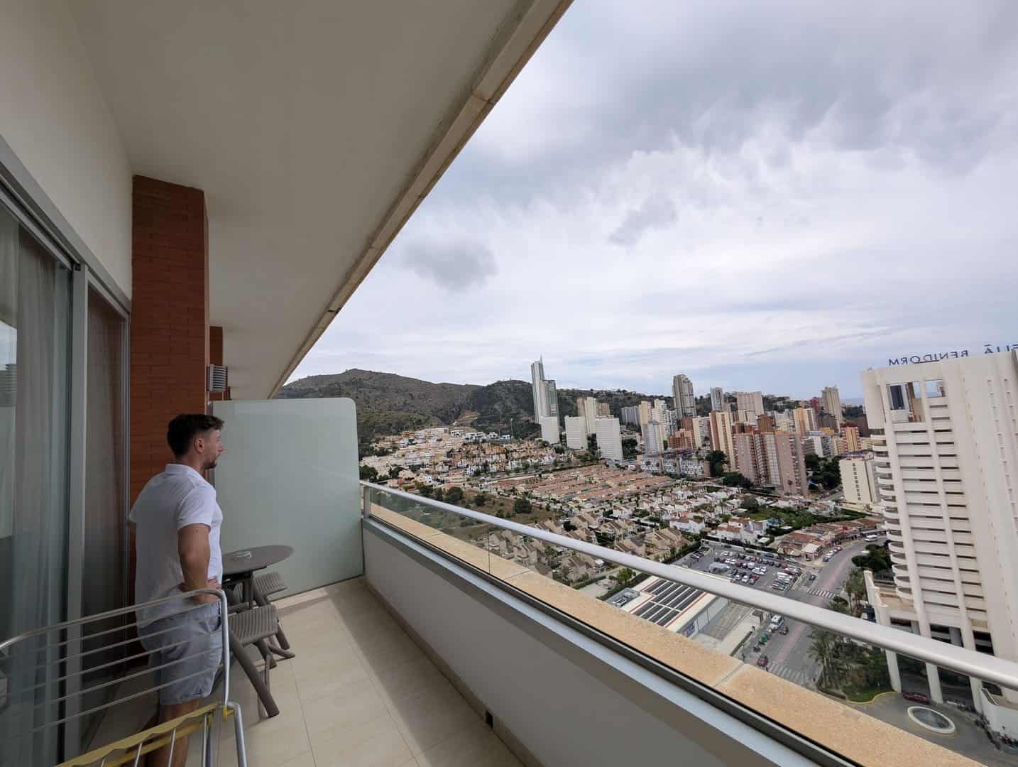 Terraza de la habitación del BCL Levante Club con vistas a Benidorm