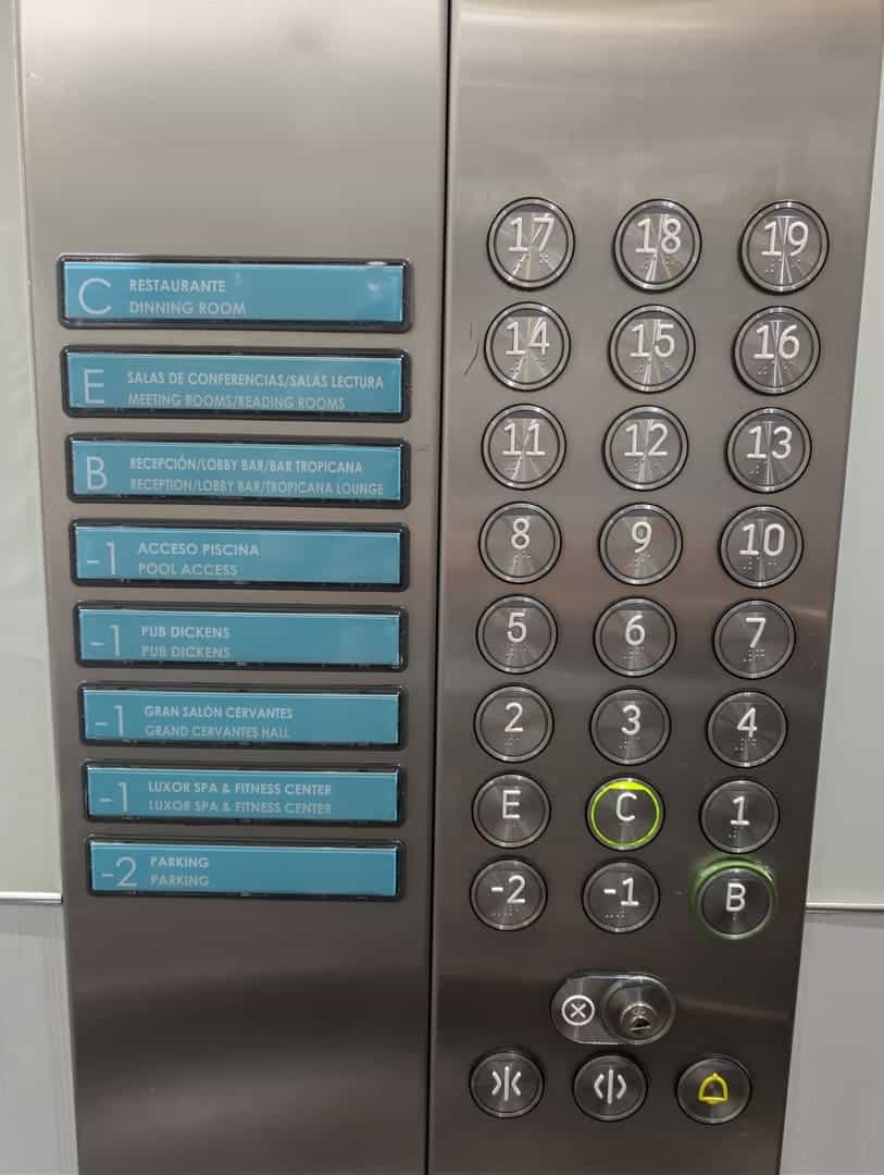 Panel de botones del ascensor del BCL Levante Club