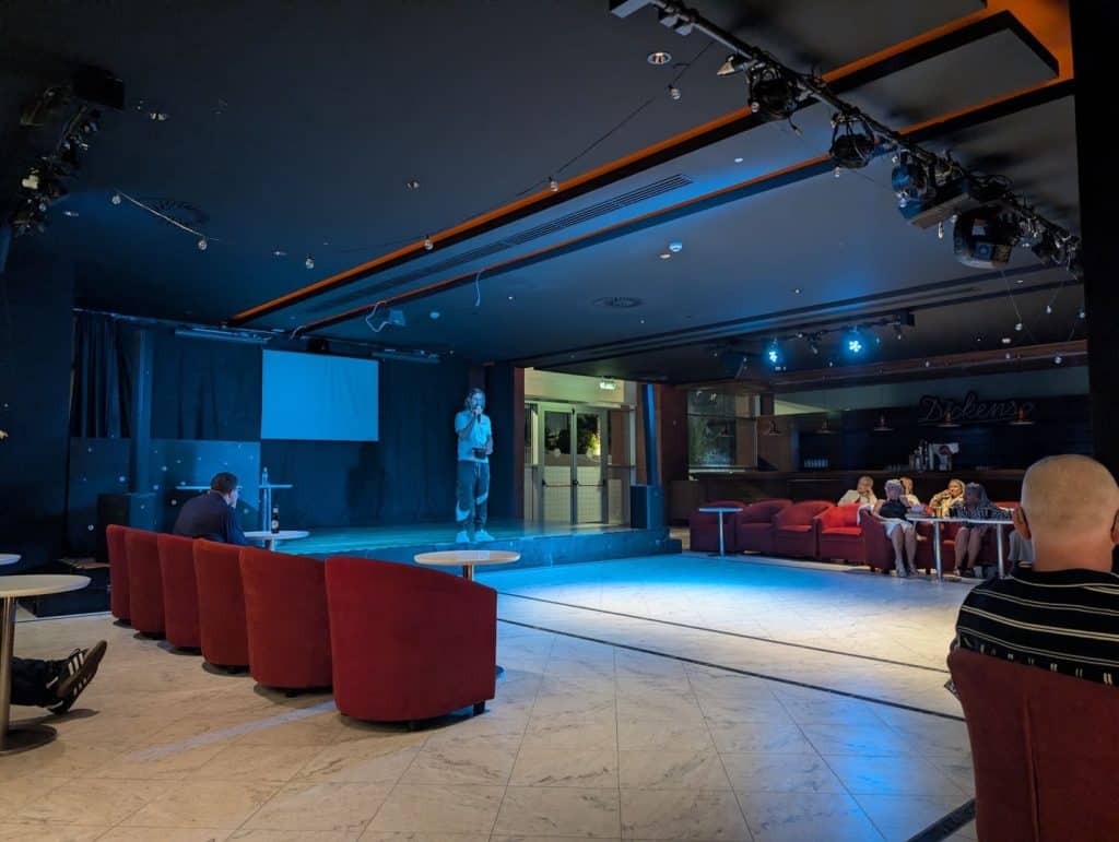 Espectáculo de animación en el salón del BCL Levante Club