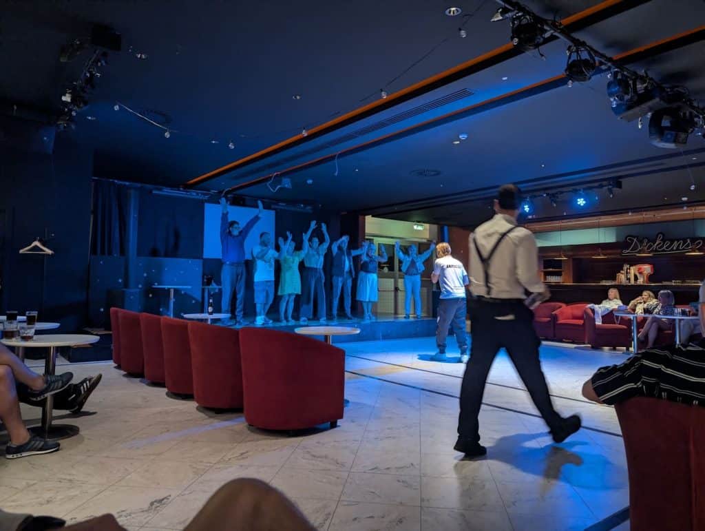 Actuación en directo en la sala de animación del BCL Levante Club