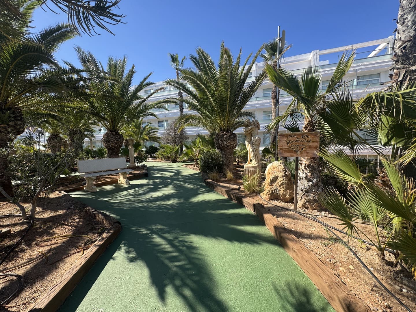 Zona de paseo entre palmeras del Servigroup Marina Playa