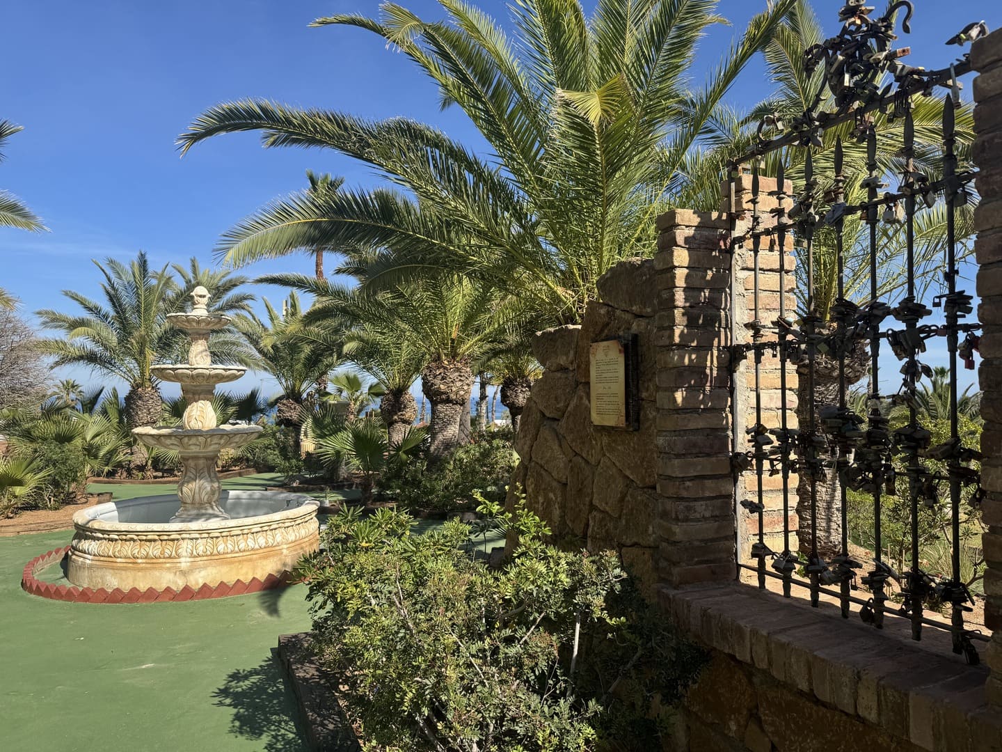Jardines con fuente y palmeras del Servigroup Marina Playa