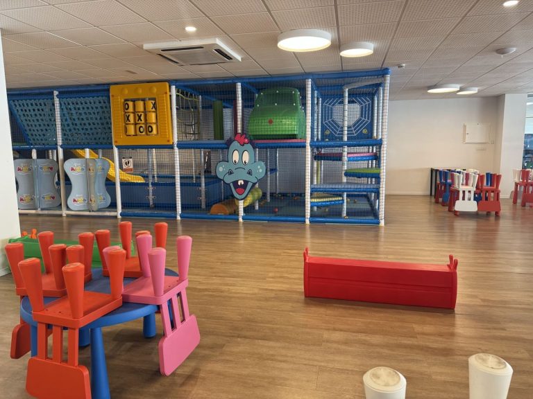 Sala del miniclub del Best Indalo de Mojácar con mesas de manualidades