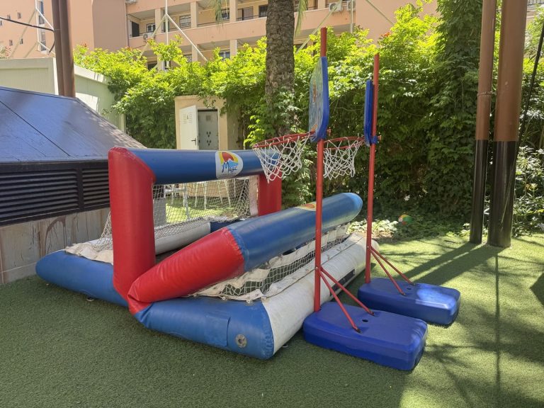Sala del miniclub del Magic Tropical Splash de Benidorm con mesas y juegos infantiles