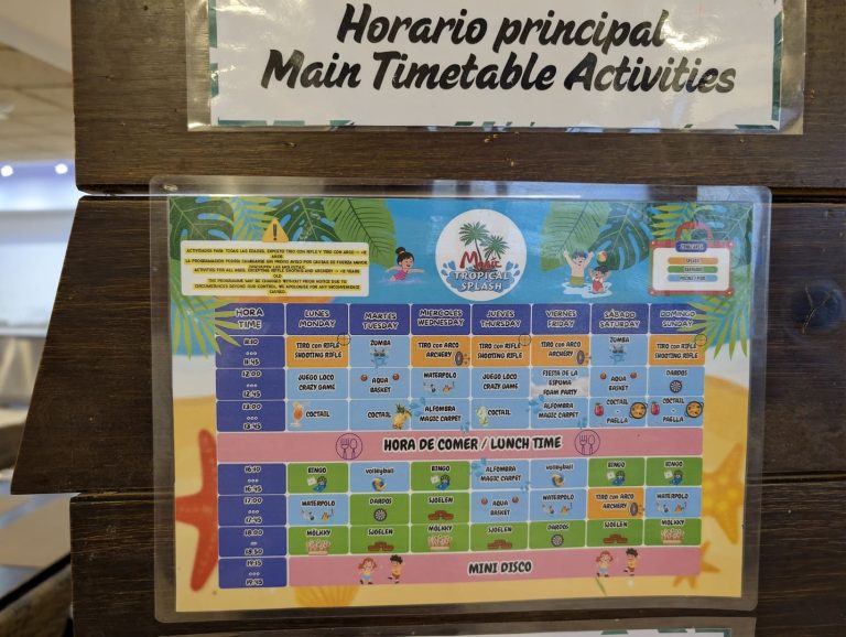 Interior del miniclub del Magic Tropical Splash con juegos de mesa y sillas infantiles