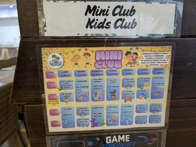 Zona de manualidades del miniclub del Magic Tropical Splash