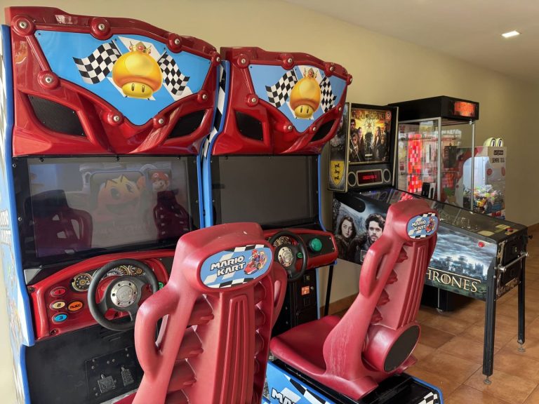 Miniclub del Zimbali Playa de Vera con monitores y niños jugando