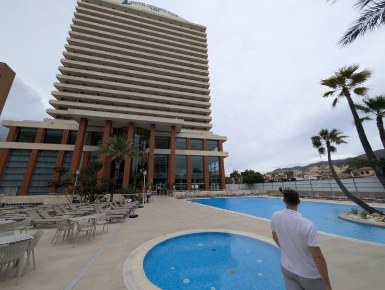 Piscina exterior del BCL Levante Club con palmeras y el edificio del hotel