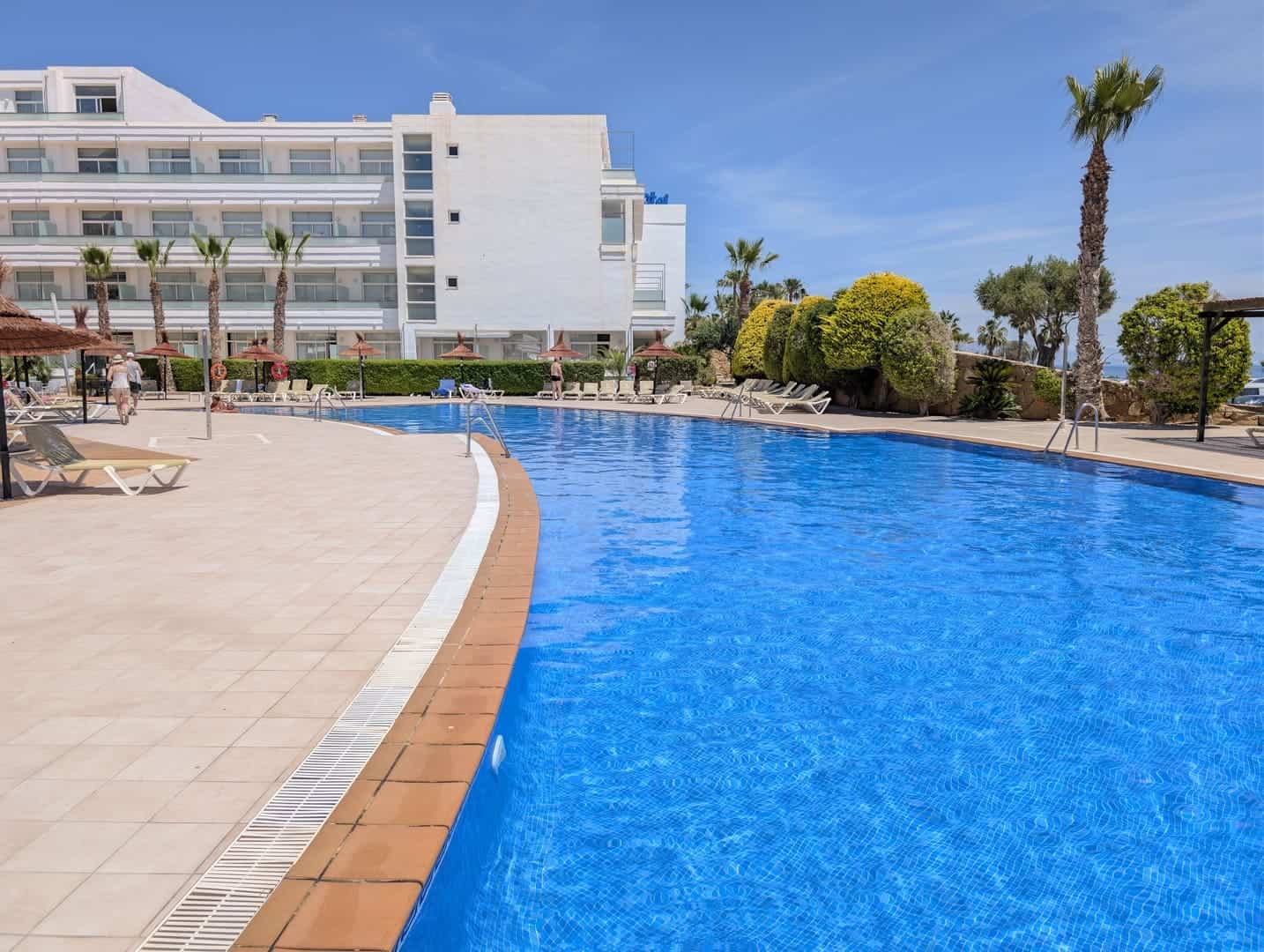 Quiet pool at the Best Oasis Tropical with sun loungers