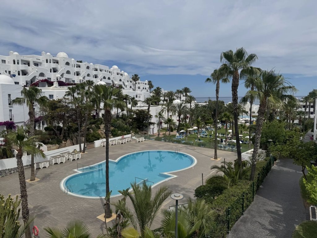 Una de las piscinas del Best Pueblo Indalo vista desde arriba