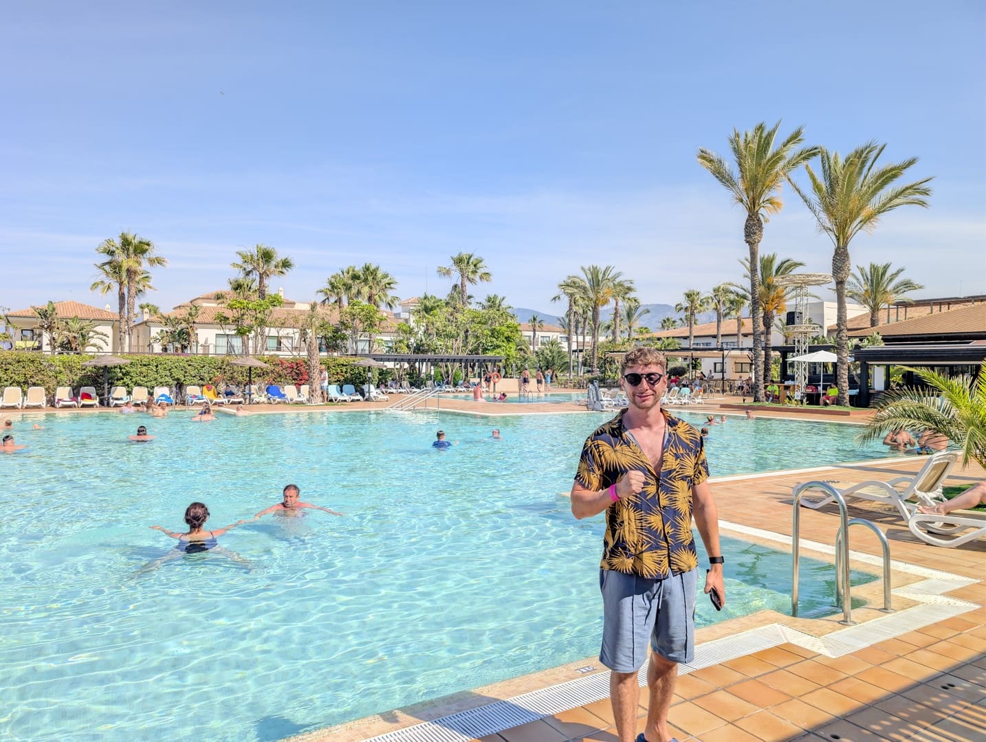 piscina-impressive-playa-granada-descubriendo-viajes-01