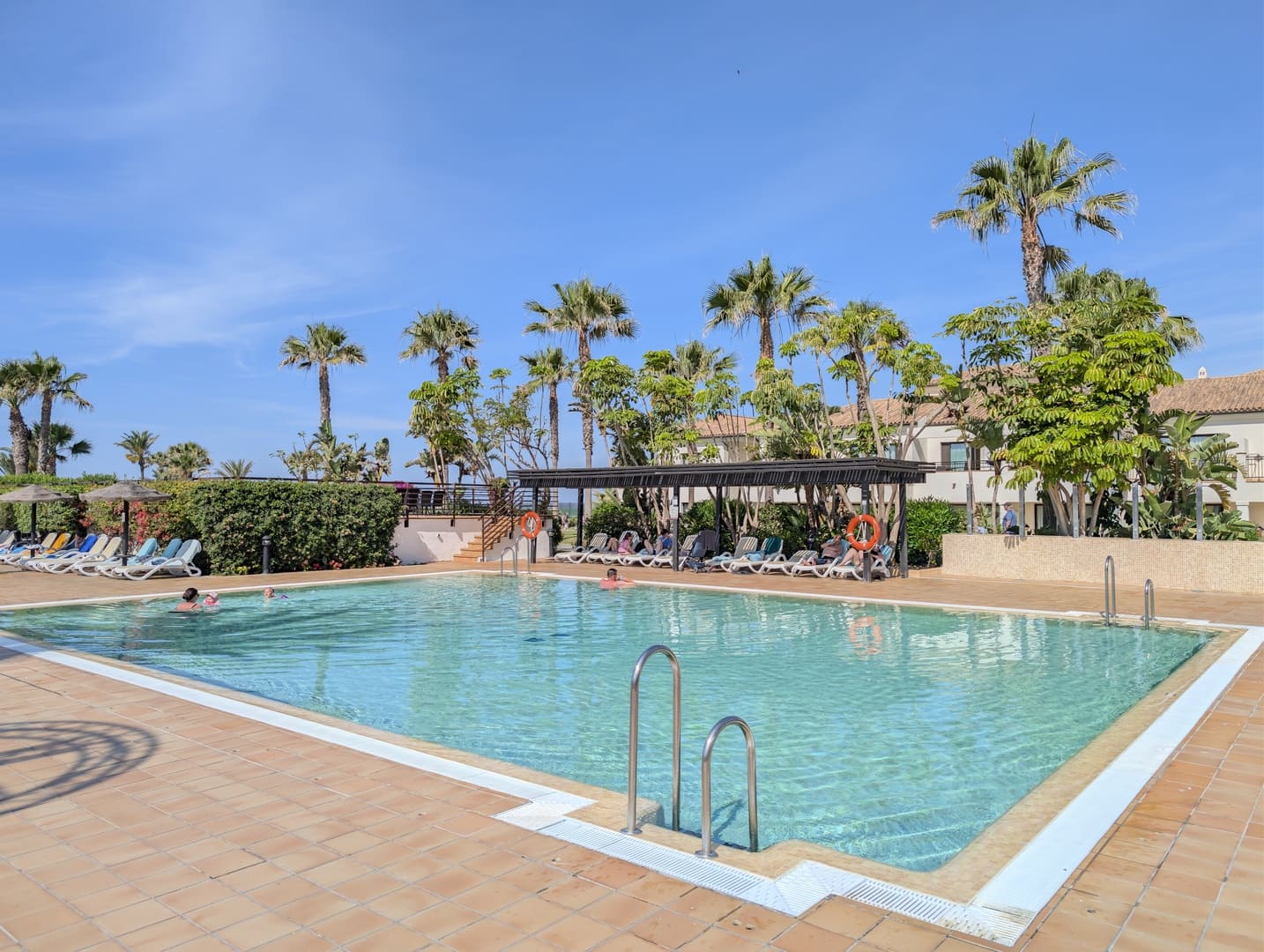 piscina-impressive-playa-granada-descubriendo-viajes-02