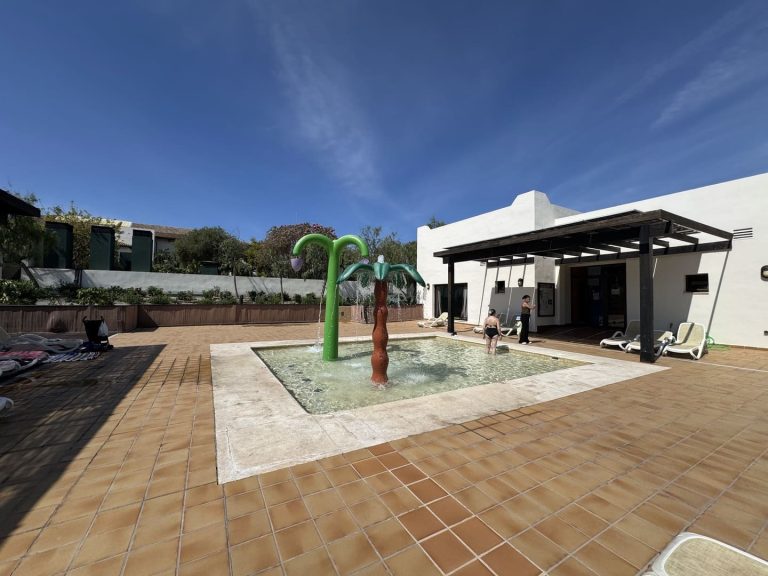 Piscina del Impressive Playa Granada en Motril