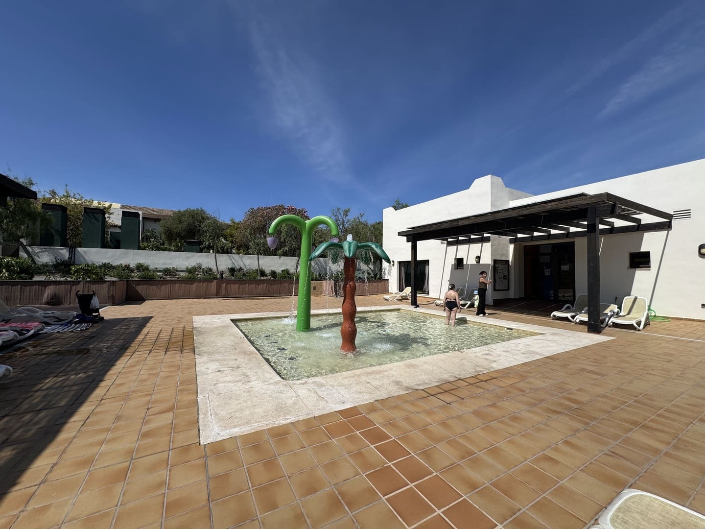 piscina-impressive-playa-granada-descubriendo-viajes-03