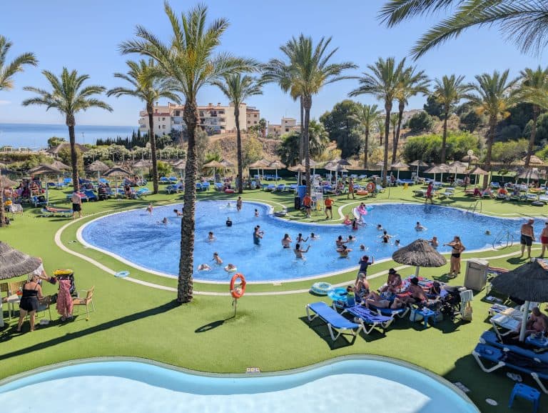 Zona de piscinas del Holiday World Polinesia de Benalmádena