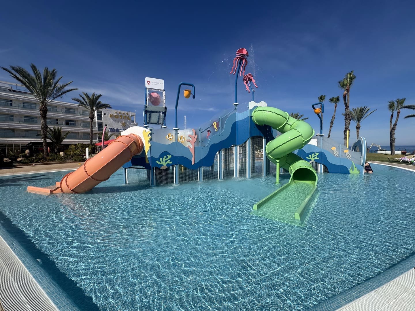 Toboganes del parque acuático infantil del Servigroup Marina Playa