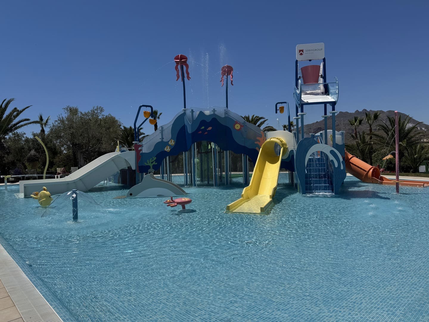 Piscina familiar rodeada de jardines del Servigroup Marina Playa