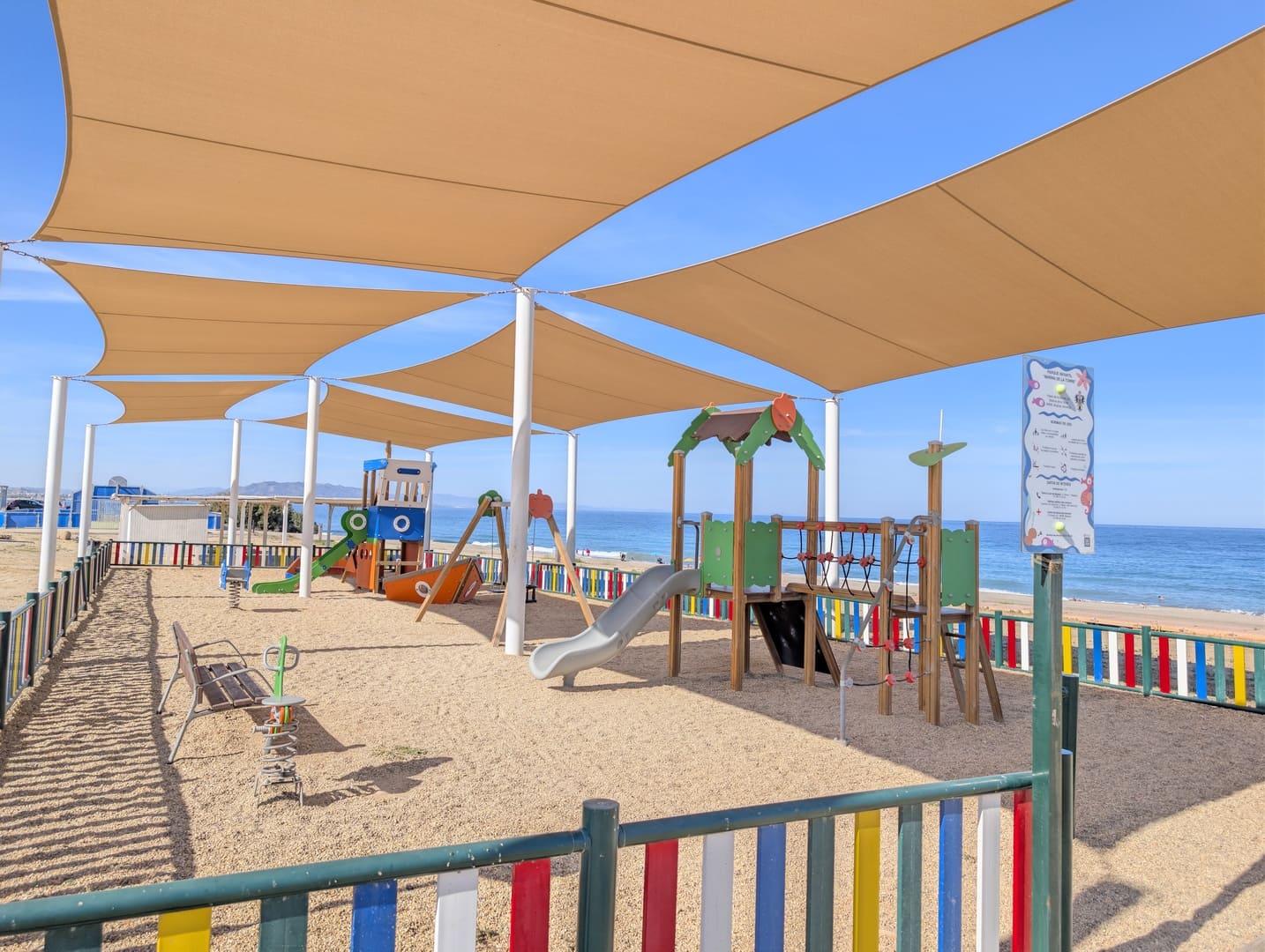 Parque infantil con sombra en la playa junto al Servigroup Marina Playa